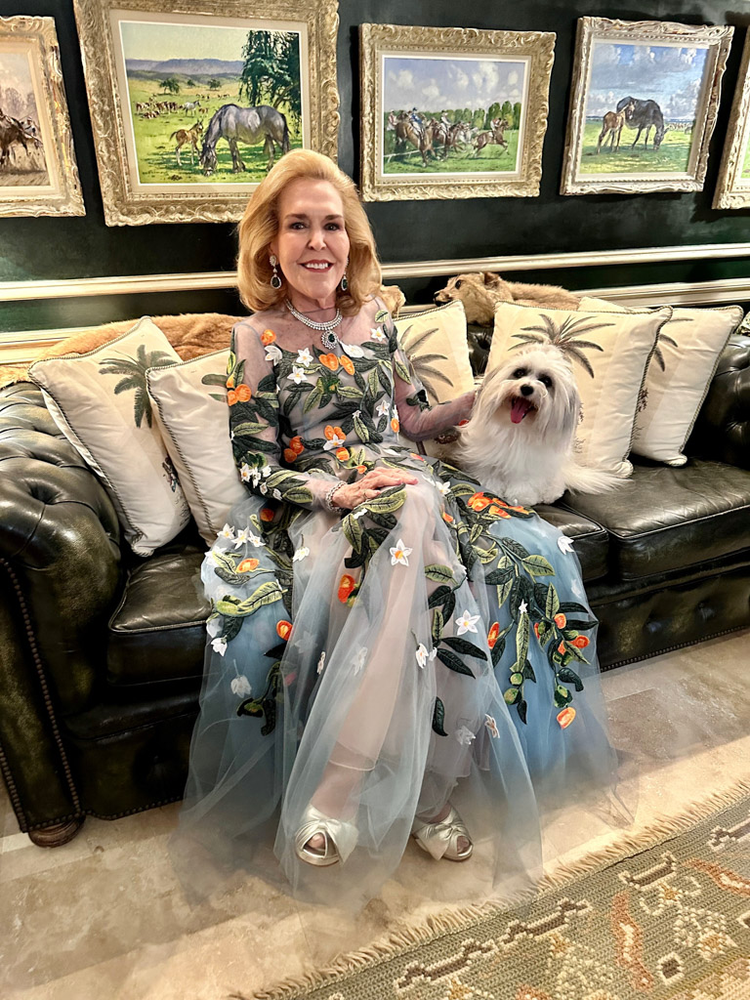 una mujer en un vestido sentada con su perrito 
