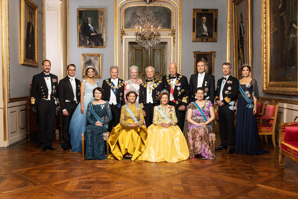 De pie: el príncipe heredero Haakon de Noruega, príncipe Daniel de Suecia, princesa heredera Victoria de Suecia, Sauli Niinistö  presidente de Finlandia, la reina Margarita II de Dinamarca, el rey de Suecia, el rey Harold V de Noruega, Guðni Th. Jóhannesson  presidente de Islandia, príncipes herederos Federico y Mary de Dinamarca. Sentados: Jenni Haukio primera dama de Finlandia,  la reina Silvia, la reina Sonia de Noruega, y Eliza Reid, primera dama de Islandia
