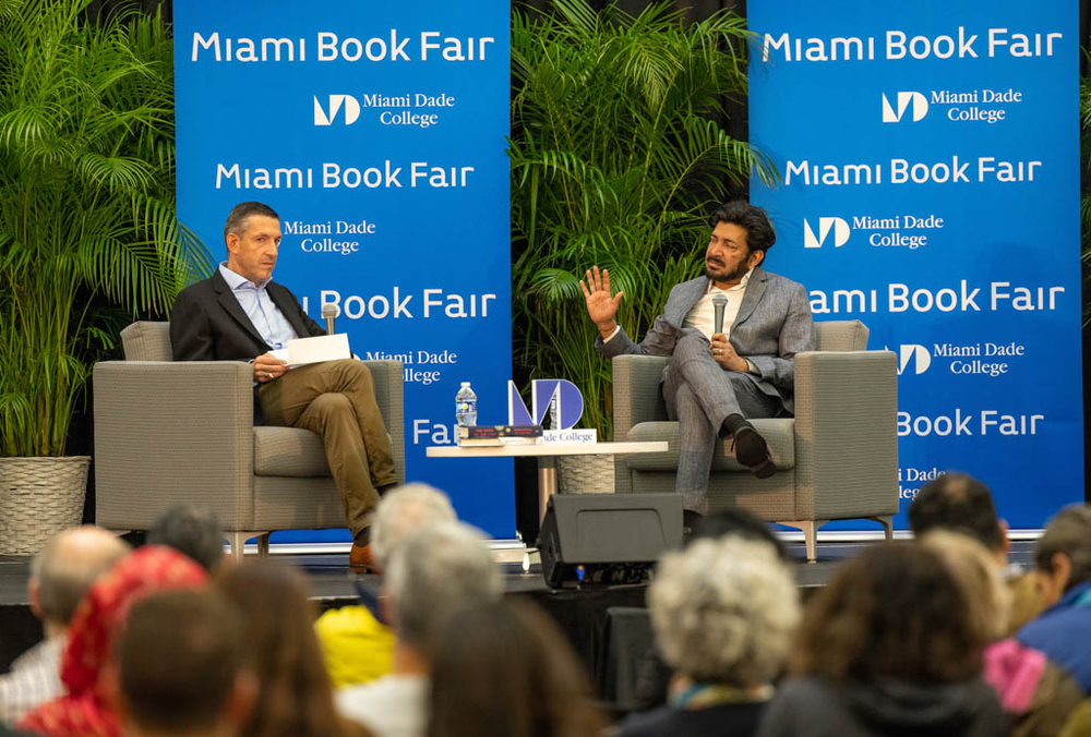 El Dr. Siddhartha Mukherjee en conversación con el Dr. Mikkael Sekeres