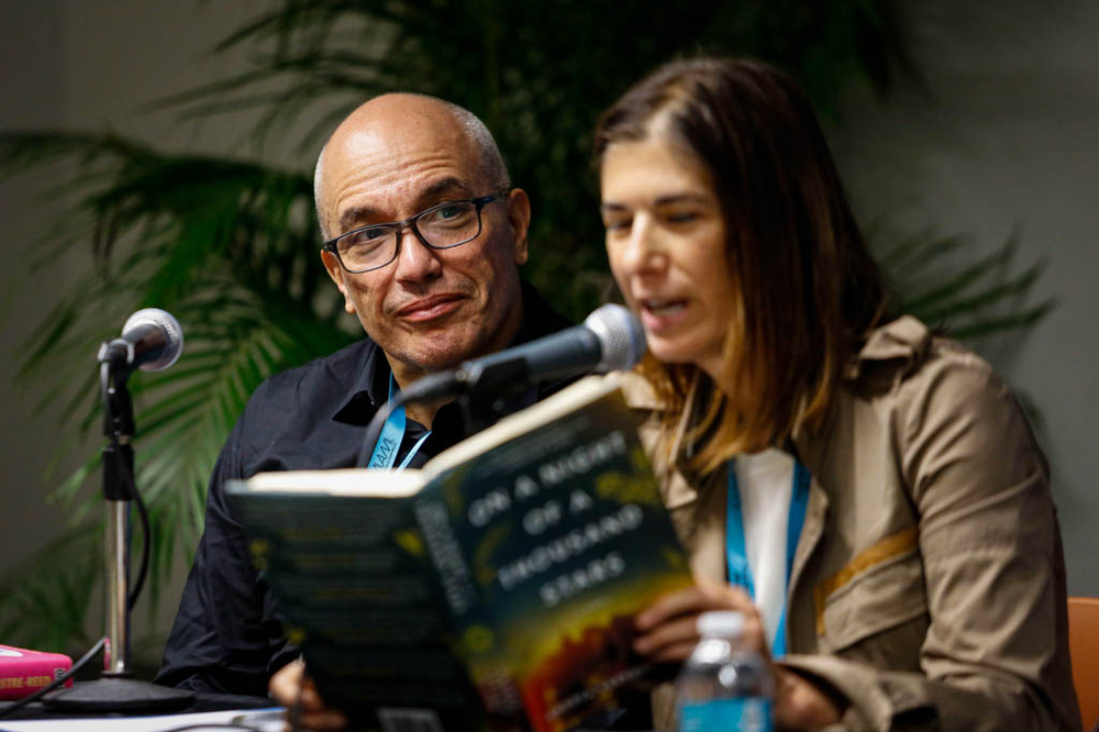  Ernesto Mestre observa mientras Andrea Yaryura  Clark leer de su novela