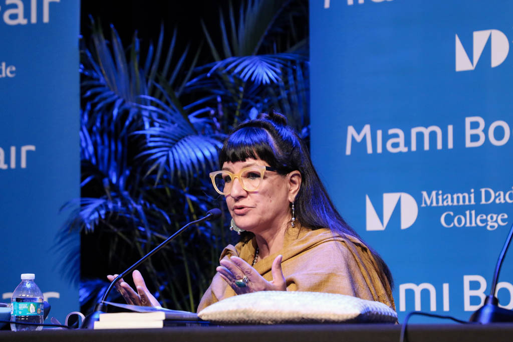 Sandra Cisneros durante la Feria del Libro de Miami el año pasado cuando presentó Mujer sin vergüenza