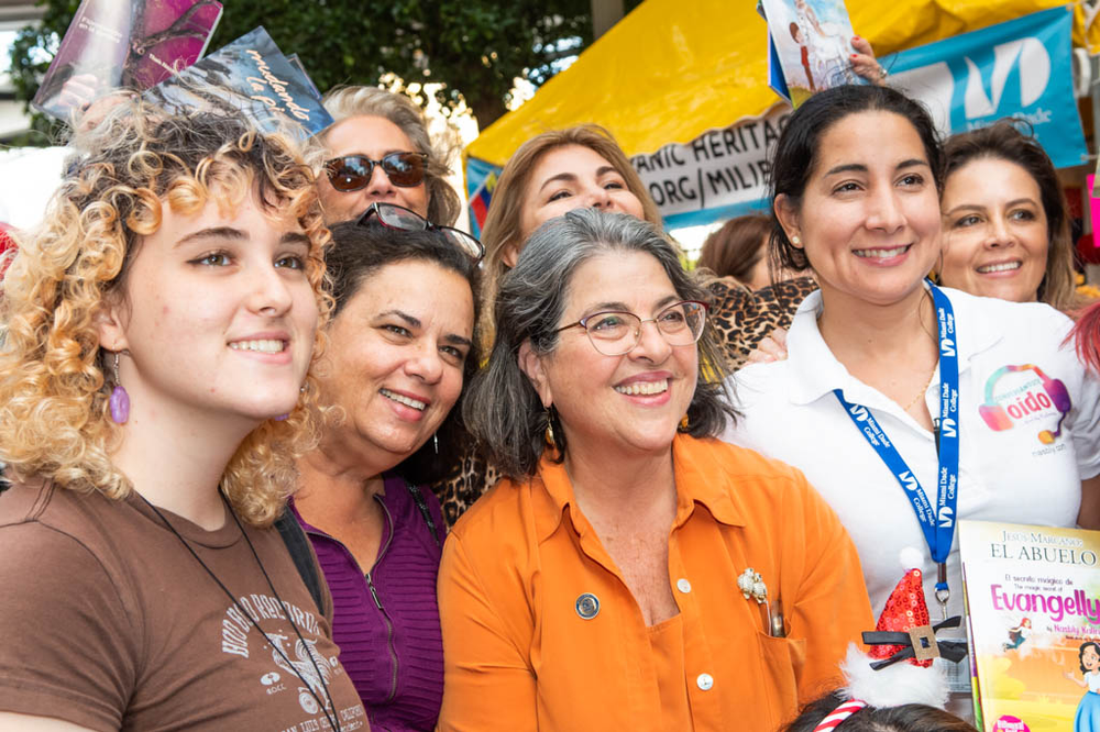Daniella Levine Cava, aldaldesa de Miami Dade, con miembros del público
