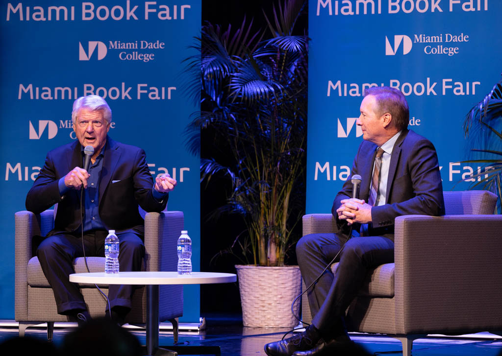 Jimmy Johnson en conversación con el  periodista David Hyde