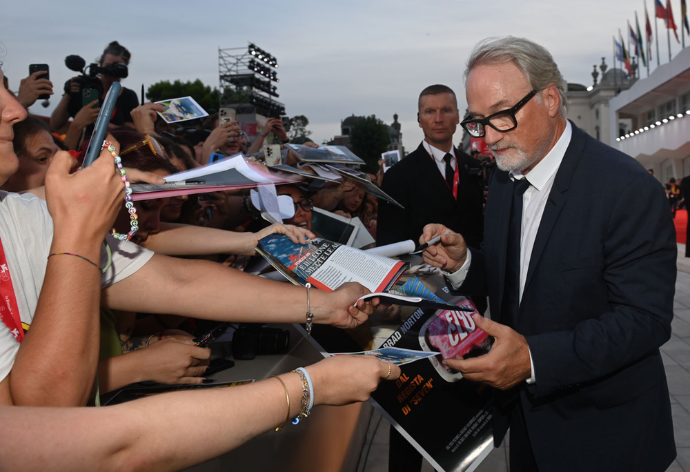  El director David Fincher firmando autógrafos