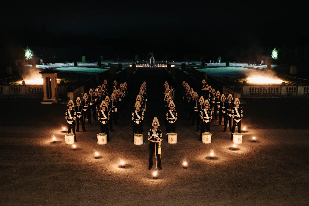 Desfile militar por la capital Estocolmo para homenajear al rey