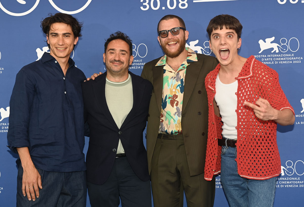 El actor Enzo Vogrincic, el director J. A. Bayona, y los actores Agustín Pardella y Matías  Recalt del filme La sociedad de la nieve 