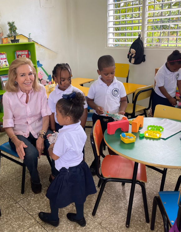 una mujer ayudando a los niños