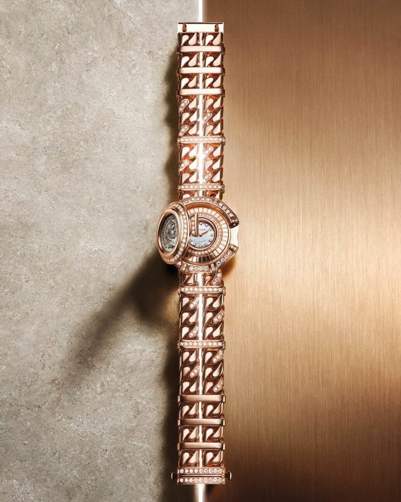 La iteración de alta joyería del brazalete Monete Catene Dual Time está inspirada en otro capítulo de la historia de Bulgari, retomando las líneas de un reloj creado en la década de 1970  