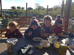 45182234_967635140101123_787867217223797