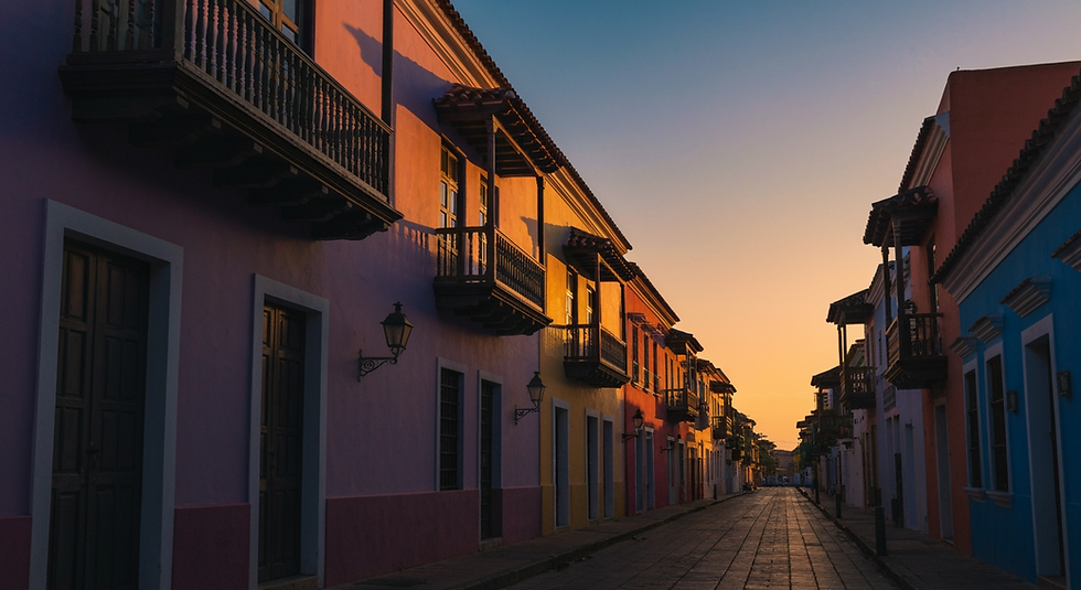 freepik_ultrarealistic-cinematic-horizontal-shot-of-a-cartagena-colonial-street-at-dusk.-w