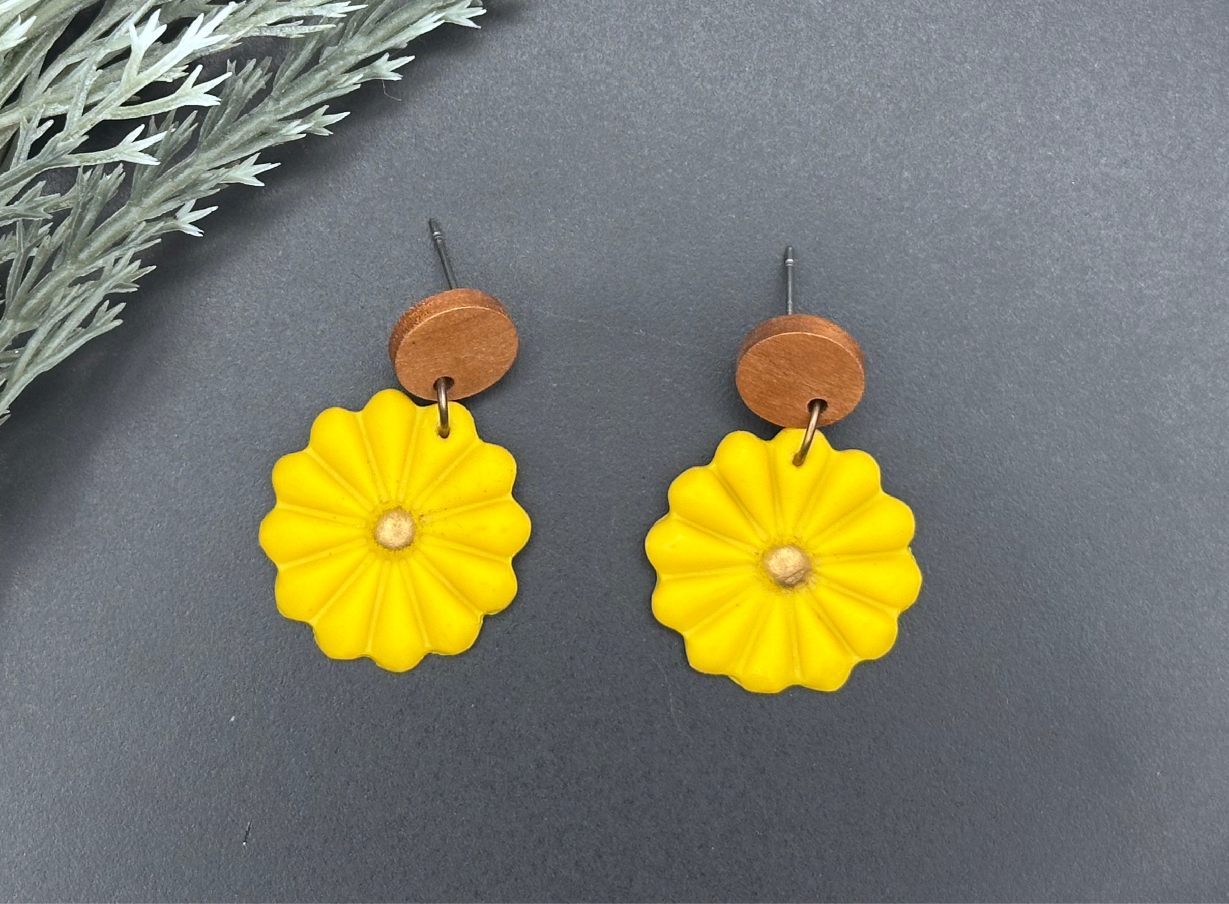 Sunny Scalloped Daisy Stud Earrings