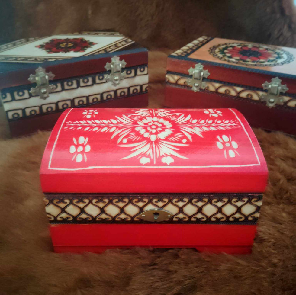 Boite en bois sculpté, peinte à la main, ferme à clé (Pologne)