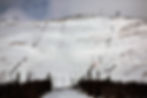 En snötäckt skidbacke med två parallella liftar och välpreparerade nedfarter. Bilden illustrerar hur Snow Makers servar skidanläggningars befintliga snökanonsystem med reservdelar, vilket säkerställer fortsatt snötillverkning under lång tid.