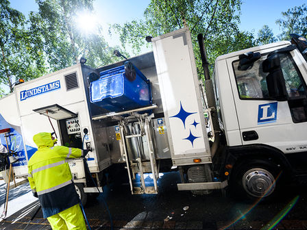 Renare kärl och fräschare soprum med Lundstams kärltvätt