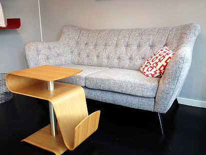 Soffa och träbord i väntrummet på Läkarhuset i Östersund.