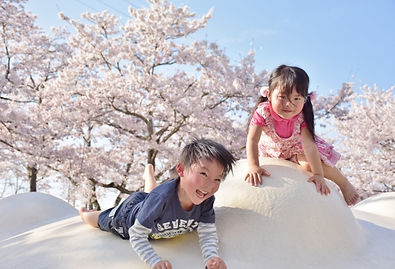 桜と子ども.jpg