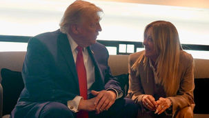 La Presidente del Consiglio, Giorgia Meloni, con il Presidente degli Stati Uniti d'America, Donald Trump, al Vertice dei Leader del G7.
