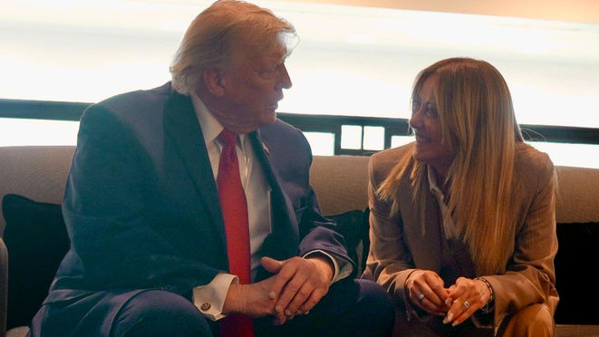 La Presidente del Consiglio, Giorgia Meloni, con il Presidente degli Stati Uniti d'America, Donald Trump, al Vertice dei Leader del G7.