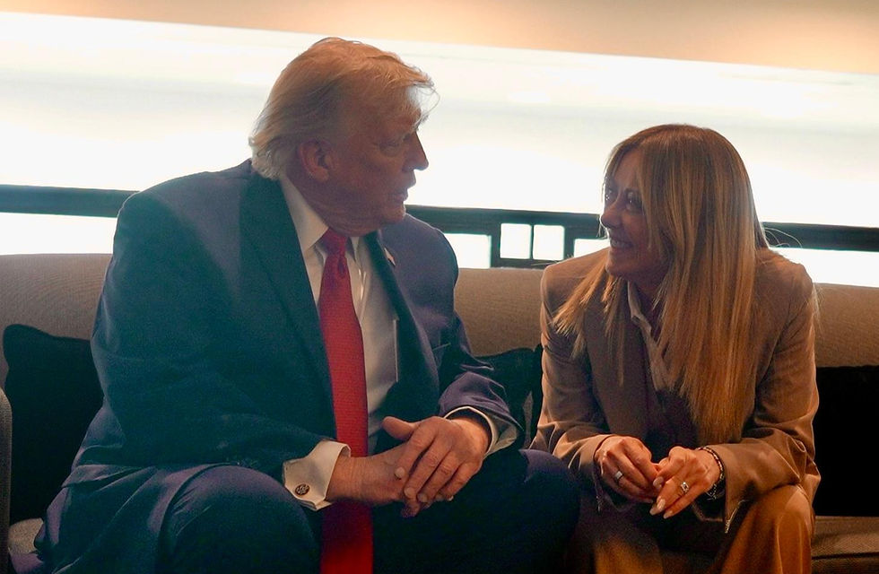 La Presidente del Consiglio, Giorgia Meloni, con il Presidente degli Stati Uniti d'America, Donald Trump, al Vertice dei Leader del G7.