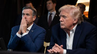 Il presidente Donald Trump monitora le operazioni militari statunitensi in Venezuela, dal Mar-a-Lago Club a Palm Beach, Florida, sabato 3 gennaio 2026.