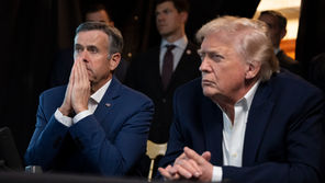 Il presidente Donald Trump monitora le operazioni militari statunitensi in Venezuela, dal Mar-a-Lago Club a Palm Beach, Florida, sabato 3 gennaio 2026.
