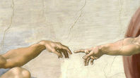 Dettaglio delle mani affrescate da Michelangelo nella Cappella Sistina. Il momento dello sfioramento tra Dio e l'uomo simboleggia la scintilla del desiderio universale e dell'amore naturale che muove ogni creatura.
