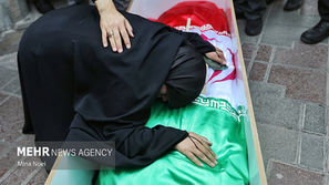 Dopo le minacce dell’Iran di attaccare le basi americane in Medio Oriente, gli Stati Uniti hanno riposizionato la portaerei USS Nimitz.