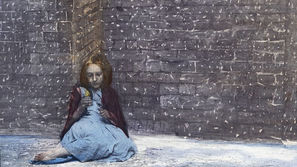 La Piccola Fiammiferaia di Andersen: caldi riflessi nell'inverno sociale