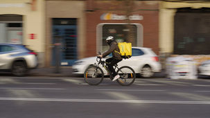 Rider: il volto nuovo del caporalato urbano