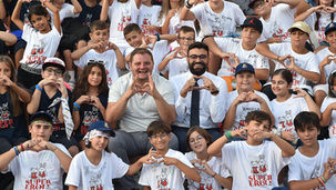 Giovanni Serritella e Andrea Volte circondati dalle ragazze e i ragazzi del Fabula