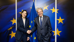 Si può discutere molto sul dietrofront di Schlein, ma resta il fatto che delegittimare la segretaria dem è diventato uno sport bipartisan.