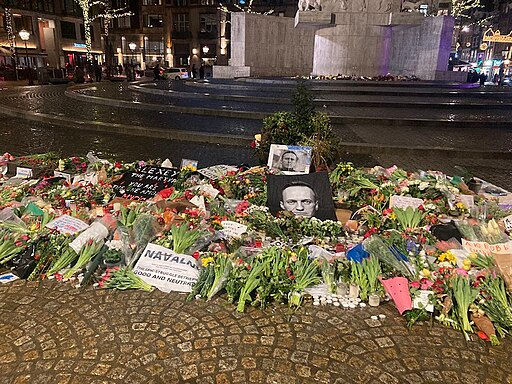 Fiori e messaggi lasciati al Monumento Nazionale sulla Dam, Amsterdam, Paesi Bassi dopo la morte di Alexei Navalny - Procrastineur49, CC0, da Wikimedia Commons