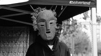 Maschera con dietro un giovane uomo