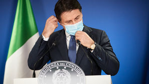 L'ex premier Giuseppe Conte mentre indossa la mascherina (o la toglie).