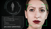 Uso della biometrica con il volto di una giovane donna