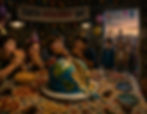 Un'immagine cinematografica e simbolica di una festa di compleanno per bambini che rappresenta l'Earth Overshoot Day. Al centro della scena c'è un tavolo festivo con una tovaglia colorata, inizialmente imbandito con pizzette, panini, patatine e bibite in bicchieri di plastica . La protagonista è una bellissima torta che ha le sembianze del pianeta Terra.