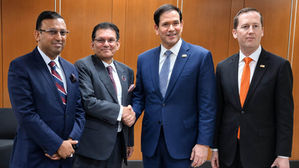 Mercoledì 22 luglio 2026, il Ministro degli Esteri Dr. Khalilur Rahman ha avuto un incontro con il Segretario di Stato degli Stati Uniti Marco Rubio ai margini della riunione ministeriale del Forum Regionale ASEAN (ARF) a Manila, la capitale delle Filippine. Durante l'incontro era presente anche il Consigliere per gli Affari Esteri del Primo Ministro, Humayun Kabir - Press Information Department, Public domain, via Wikimedia Commons
