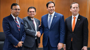 Mercoledì 22 luglio 2026, il Ministro degli Esteri Dr. Khalilur Rahman ha avuto un incontro con il Segretario di Stato degli Stati Uniti Marco Rubio ai margini della riunione ministeriale del Forum Regionale ASEAN (ARF) a Manila, la capitale delle Filippine. Durante l'incontro era presente anche il Consigliere per gli Affari Esteri del Primo Ministro, Humayun Kabir - Press Information Department, Public domain, via Wikimedia Commons