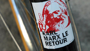 Adesivo "Karl Marx il ritorno" su un parafango di bicicletta, Avignone, 2012