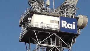 Antenna di trasmissione sul tetto del palazzo degli studi di produzione televisiva della Rai di via Teulada a Roma