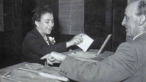 Donna italiana che vota per la prima volta il 2 giugno 1946