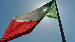 Bandiera tricolore italiana al vento