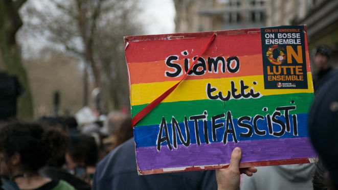 Manifestazione antirazzista ("Marcia della Solidarietà") il 22 marzo 2025, da Place de la République a Place de la Nation a Parigi. Avenue Daumesnil. Il cartello riporta lo slogan "Siamo tutti antifascisti" su uno sfondo con la bandiera arcobaleno/LGBT.