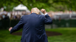 I primi cento giorni di Trump: un potere senza rotta e il naufragio della democrazia