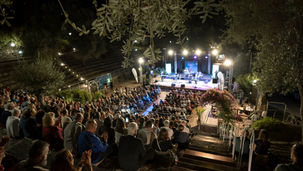 foto copertina dell'anfiteatro di Tenuta dei Normanni con il pubblico.