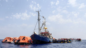 La MV Sea-Watch circondata da barche di rifugiati e scialuppe di salvataggio in attesa di assistenza