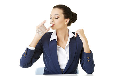 Trabajador-tomando-Agua-de-Mesa-AquaOasis
