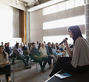 橋を渡るサイクリスト