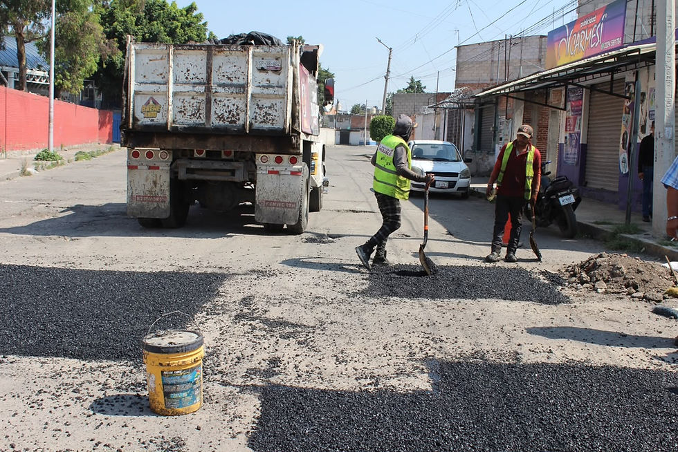 Supervisan cajeo y tendido de asfalto en caliente en el Parque Industrial Puebla 2000 y Loma Bella
