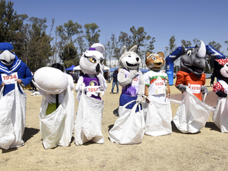 Carreras de botargas y disfraces: La divertida celebración de la BUAP en Puebla capital